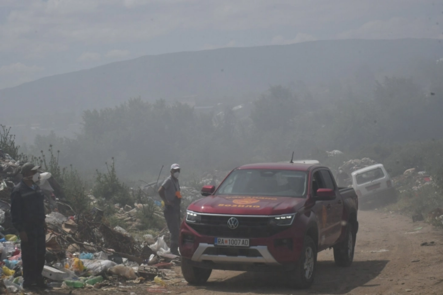 (ВИДЕО) Депонијата во Радовиш гори петти ден, општината со препораки за заштита на здравјето на жителите