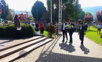 Наградени најдобрите ученици и поклон пред споменикот на просветителите