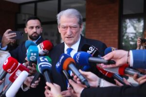 Сали Бериша реизбран за лидер на албанските демократи