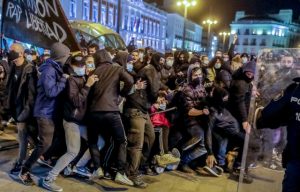 Се обидоа да влезат во резиденцијата на Санчез, илјадници луѓе бараат оставка од шпанскиот премиер