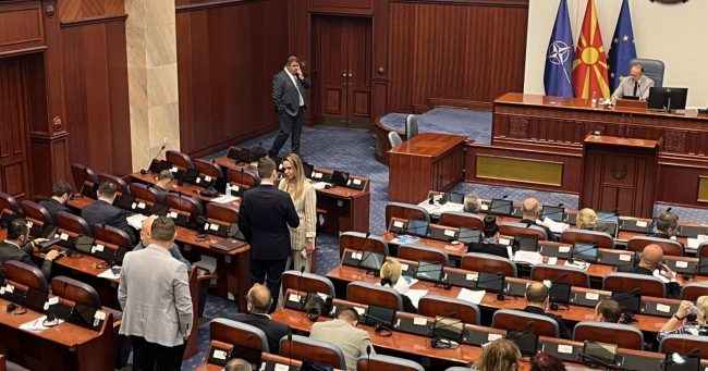 ВМРО-ДПМНЕ НЕ ГЛАСАШЕ ЗА МИНИСТРИТЕ И ПРЕМИЕРОТ ДА ИМААТ ЕДИНСТВЕНО МАКЕДОНСКО ДРЖАВЈАНСТВО, А НЕ ГО СТАВА НА ДНЕВЕН РЕД СВОЈОТ ПРЕДЛОГ ЗА ЕДНО ДРЖАВЈАНСТВО ЗА ПРАТЕНИЦИТЕ