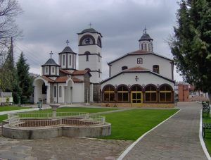 Пробал да краде од црква, па се заглавил на оградата – интервенирала полиција, брза помош