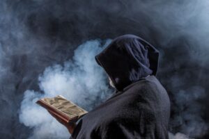 Градоначалник во Франција обвинет за силување и водење култ