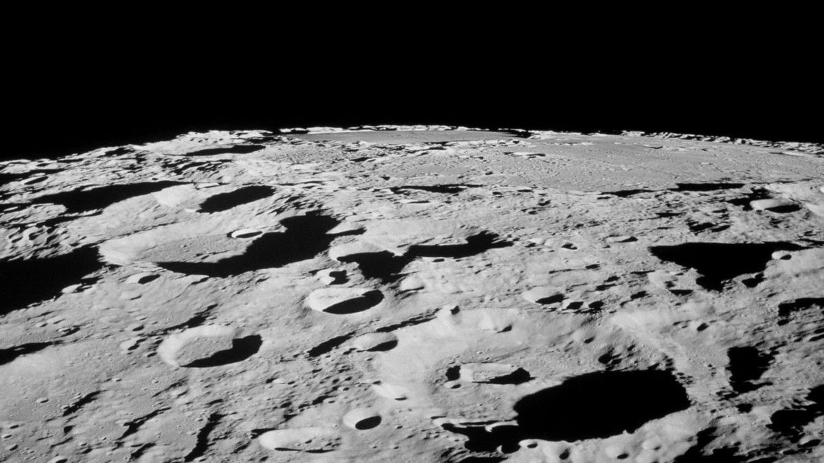 NASA планира да постави ласери во најтемните кратери на Месечината