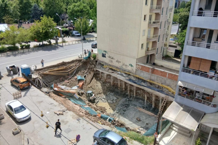 Инспекциските служби на Општината и МВР излегле на терен во градилиштето во Центар - локацијата обезбедена, инвеститорот казнет