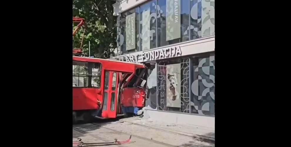 КРШЕЛЕ ПРОЗОРЦИ И СКОКНАЛЕ ДА СЕ СПАСАТ! Сведоштва од патници во трамвајот кој излета од шините и се заби во зграда