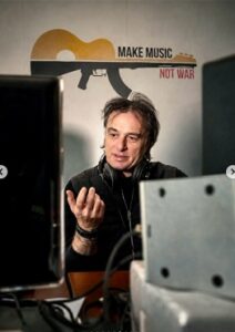 Музика наместо конфликти: Александар Митевски дел од интернационалниот мировен проект „Make Music. Not War.“