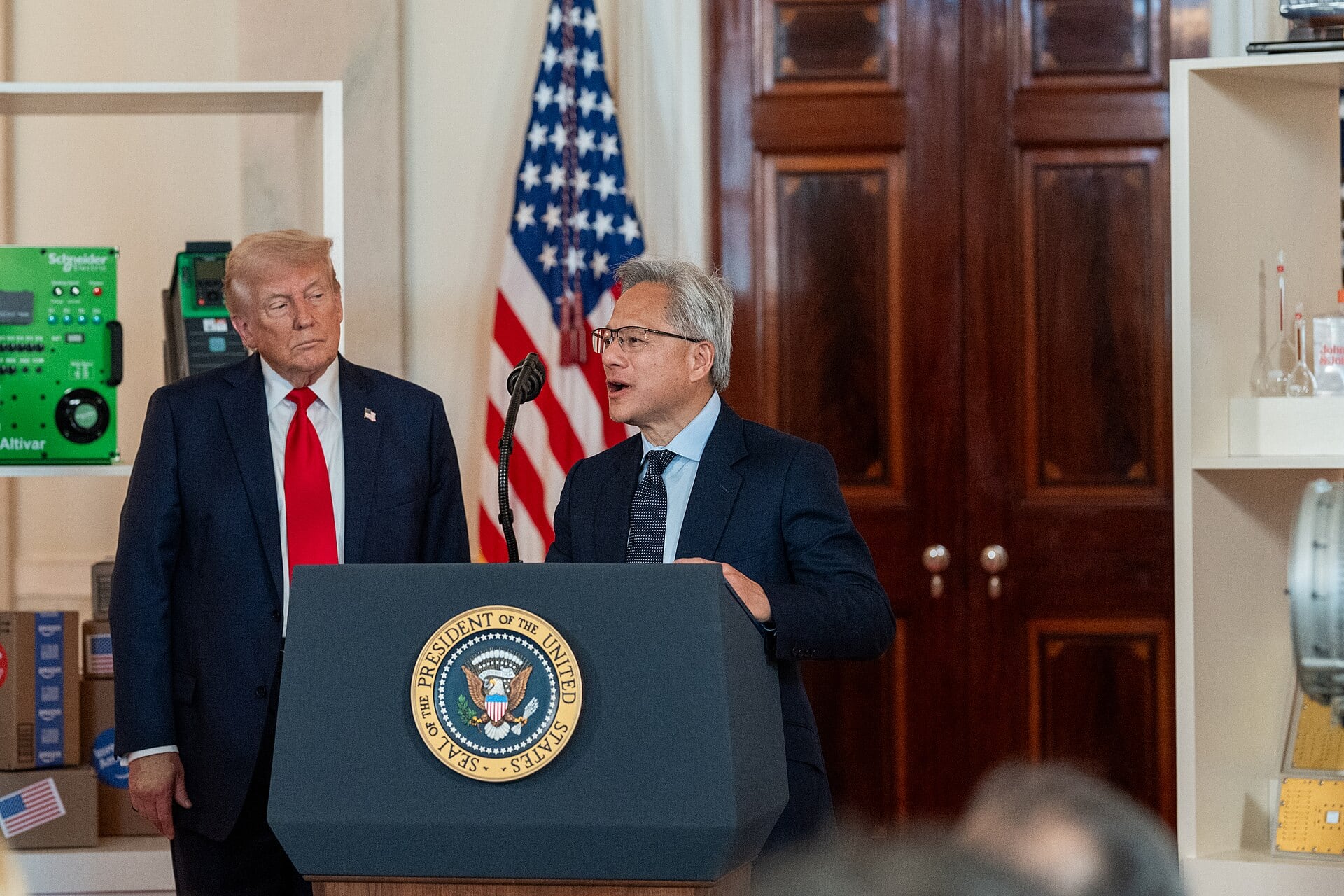И ГЛАВНИОТ НА НВИДИА СО ТРАМП ВО ПЕКИНГ: Хуанг додаден на списокот на директори откако медиумите пишуваа за неговото отсуство