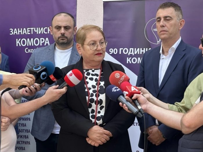 ЈАНЕВСКА: Ќе се лиценцираат училишните психолози и ќе се разговара за забрана на телефони на настава во средните училишта