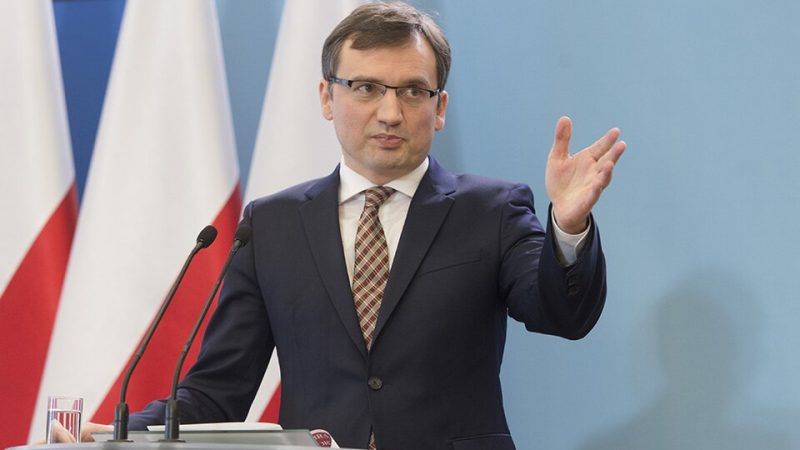 Поранешниот министер за правда на Полска, Зиобро, баран за проневера на 40 милиони евра, ја напуштил Унгарија и заминал во САД