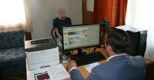 МВР ЗАБРАНИ ДА СЕ ДОАЃА ВО БЕРМУДИ, МИНИ, СО ГОЛ ПАПОК И СО ВЛЕЧКИ ЗА СЛИКАЊЕ И ЗА ПОДИГАЊЕ ГОТОВИ ЛИЧНИ ДОКУМЕНТИ, ИСТОТО ВАЖИ И ЗА ВРАБОТЕНИТЕ