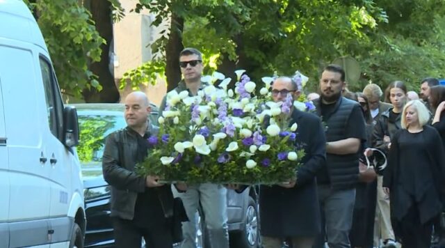 Пиротехника фрлена врз луѓето на комеморацијата за жртвите од пукањето во белградското училиште Рибникар