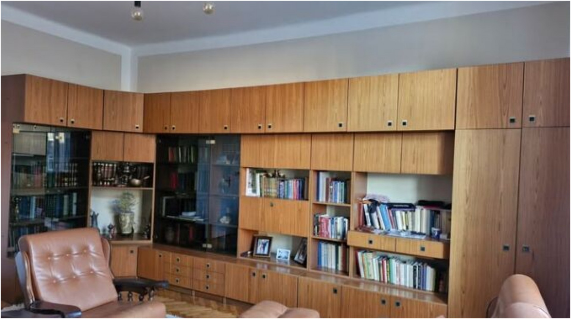 Од стариот регал направила најмодерно парче мебел: Со неколку чекори, дневната ја средила како од списание