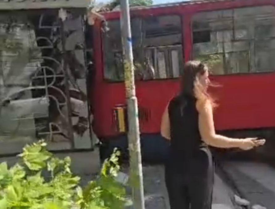 Трамвај излета од шините во Белград и удри во зграда, неколку повредени