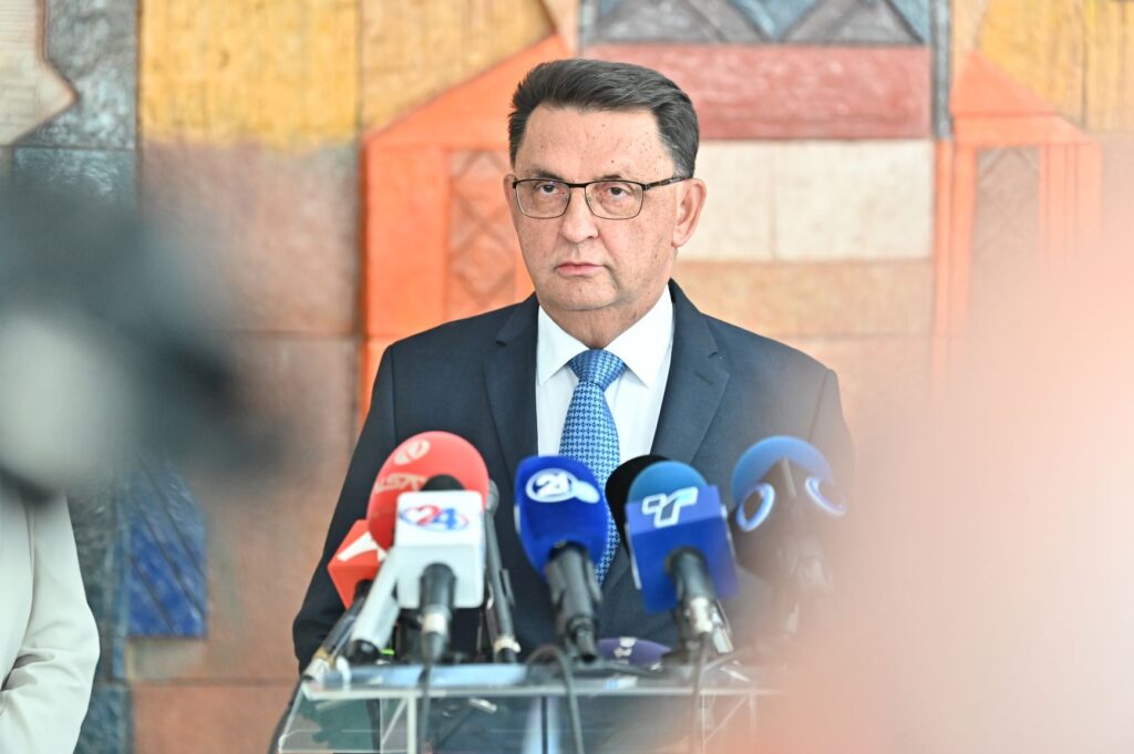 Гувернерот Славески најавува можно зголемување на каматните стапки