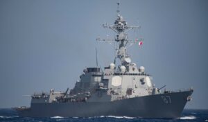 ВИДЕО: Два американски разорувачи поминаа низ Ормутскиот теснец и покрај иранските напади