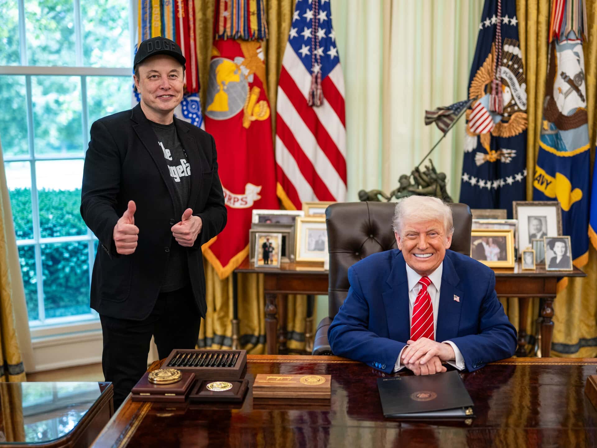 ТРАМП ПАТУВА ЗА ПЕКИНГ придружуван од Маск и првите луѓе на најголемите компании во САД, но едно директорско име недостасува на списокот