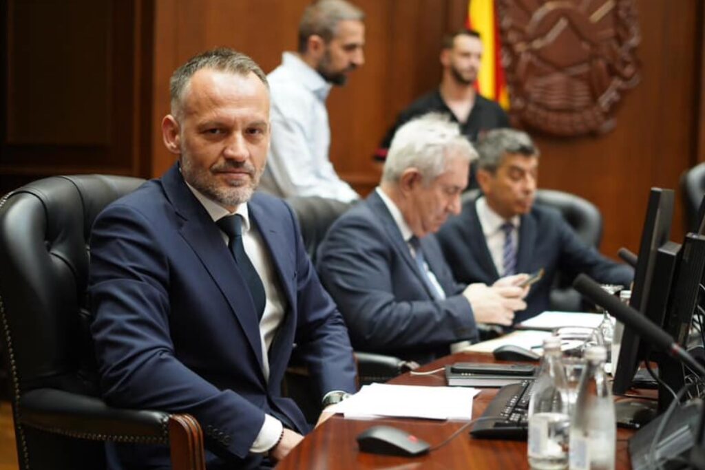 Владата и Министерството за финансии си ја префрлаат одговорноста за платата на отсутниот вицепремиер Фетаи