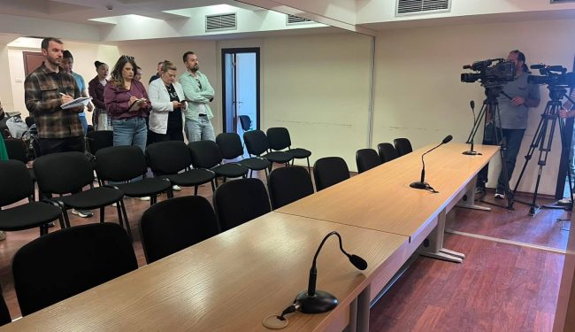 УСЛОВНИ КАЗНИ ДОБИЈА ТРОЈЦАТА ПОЛИЦАЈЦИ ОД КОЧАНИ КОИ ПИШУВАЛЕ ПРЕКРШОЦИ ЗА НЕПОСТОЕЧКАТА ФИРМА НА ГАЗДАТА НА „ПУЛС” ЗА ДА МОЖЕ ФИРМАТА СО ДИСКОТЕКАТА НЕПРЕЧЕНО ДА ГО КРШИ ЗАКОНОТ