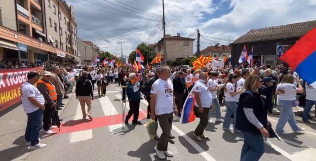 Стотина граѓани во Куманово излегоа на собир за поддршка на Вучиќ
