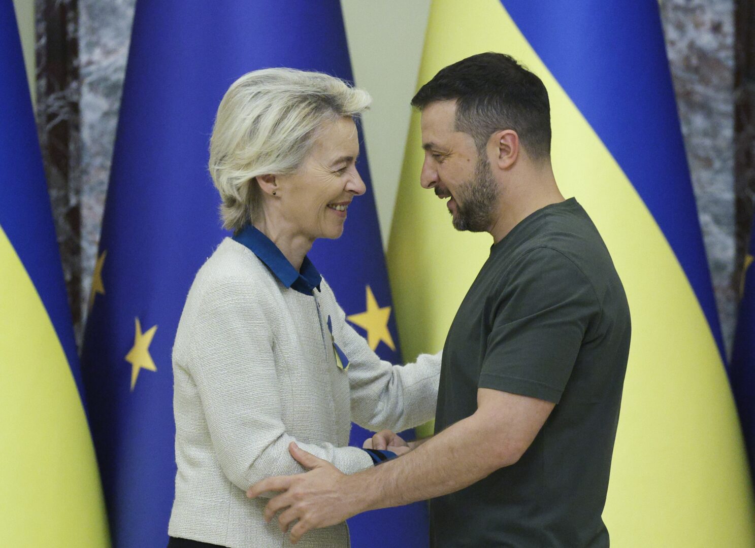 „Држи го јазикот за заби“: лидерите на ЕУ го предупредиле Зеленски да си ги намали очекувањата за брз влез во Унијата