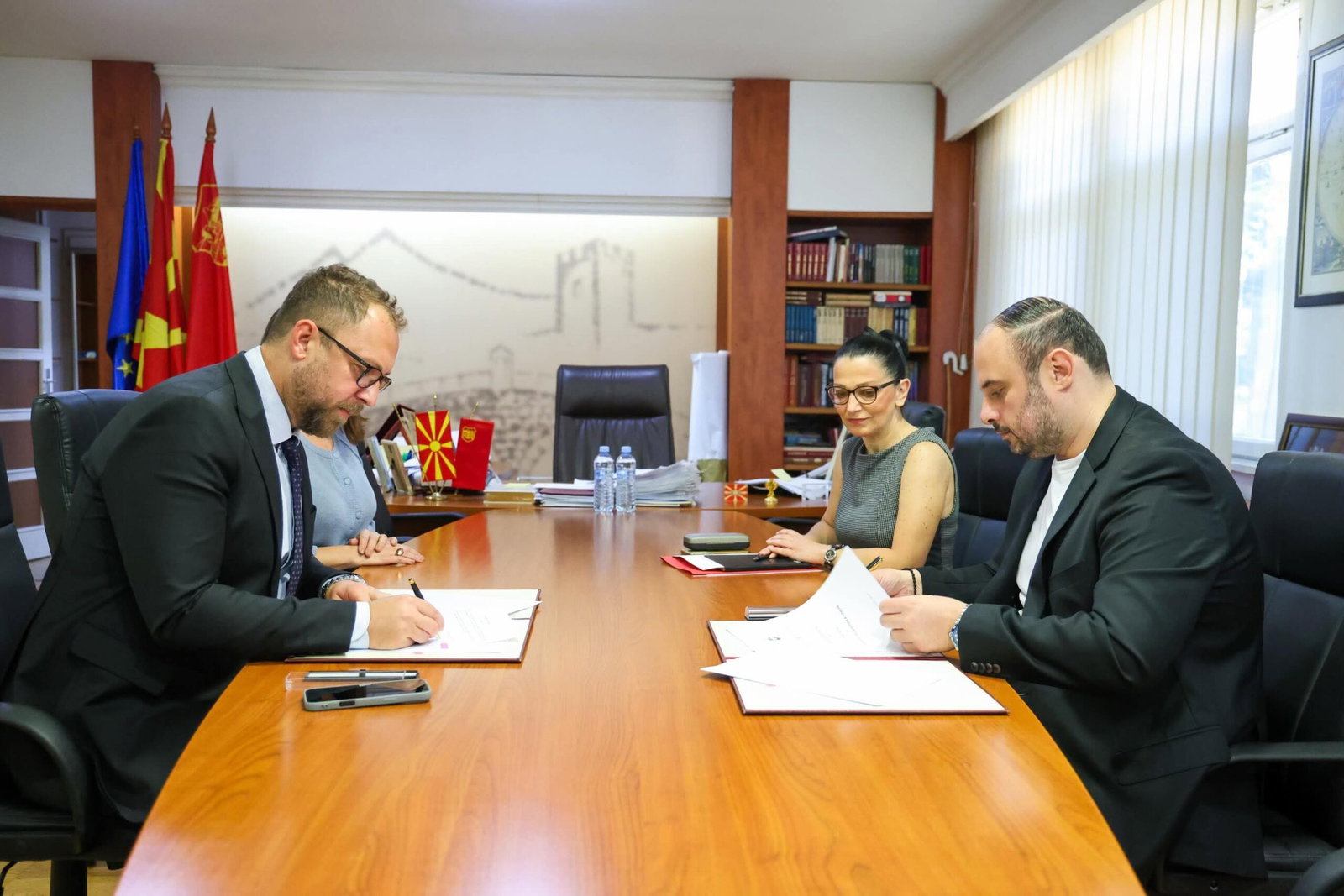 Комисија за култура на СДСМ: Додека Скопје се гуши во смет, а културата протестира, власта прави ПР со меморандуми