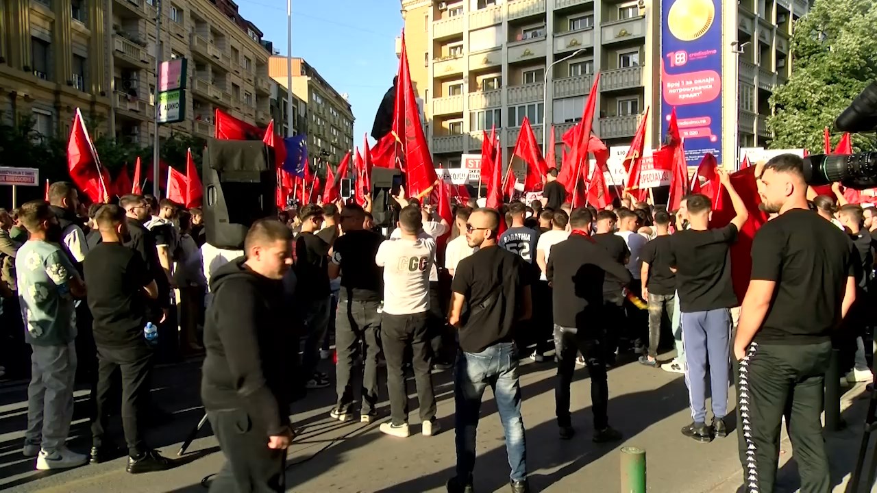 МВР: Тројца приведени на протестот поради нарушување на јавниот ред и мир