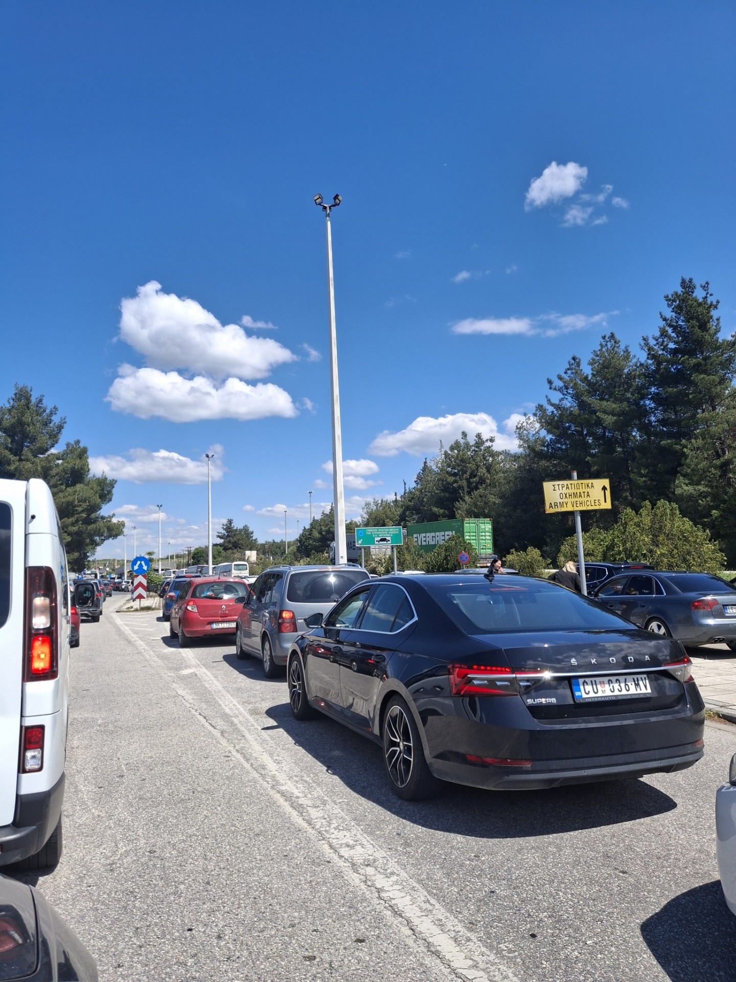 ПОЧНАА ГУЖВИТЕ: Еве како е на Евозни за излез од Грција