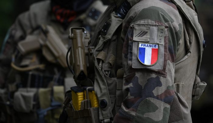 ПО ПОБЕДАТА НА ПСЖ: Повредени 7 полицајци, уапсени 416 лица, 20.000 луѓе се собраа на Шанзелизе, канти за ѓубре беа запалени