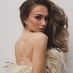 Емина Јаховиќ за детството и скромниот живот: Мајка ми ставаше млеко и јогурт во замрзнувач за „црни денови“, доматите беа луксуз!