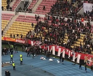 (Видео) Тепачки,специјалци на полувремето на дуелот на Вардар против Шкендија. Комитите се истепаа меѓу себе