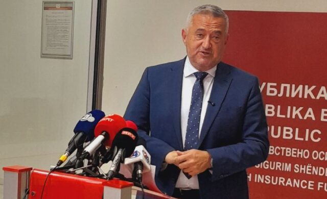 Клековски: Им се извинувам на мајките што доцниме со исплатите на породилните, пресметките ги правиме рачно