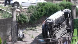 Автомобил се преврте на улица во Штип – заврши во двор на куќа