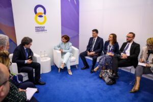 Средба на Сиљановска-Давкова со романскиот претседател Дан: Добрите политички односи да бидат проследени со поширока економска соработка