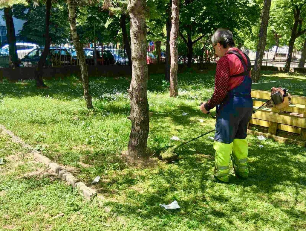 Центар во пролетна акција: косење трева и уредување на безбедни зелени површини