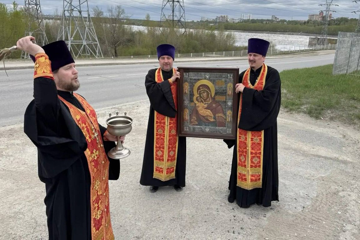 Руски свештеници со молитви и икони се обидуваат да ги спречат украинските дронови