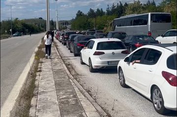 (ВИДЕО) МЕТЕЖ НА ГРЧКАТА ГРАНИЦА: Патниците со часови чекаат за влез во Македонија