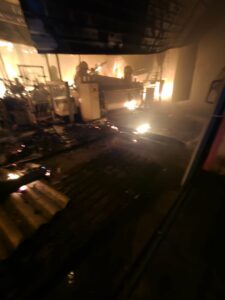 ВИДЕО: Изгаснат пожарот што избувна синоќа во Радовиш, изгореа магацин и машини во поранешен „Декортекс“
