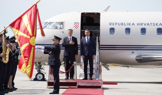 НЕМА ПОВЕЌЕ ИДЕНТИТЕТСКИ ОТСТАПКИ ЗА ВЛЕЗ ВО ЕУ, ПОДГОТВЕНИ СМЕ ДА ЈА ПЛАТИМЕ ЦЕНАТА, РЕЧЕ МИЦКОСКИ ПО СРЕДБАТА СО ПЛЕНКОВИЌ ВО ОХРИД