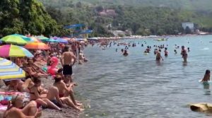 Мицкоски ги повика Македонците да летуваа дома, за ЕЕС вели има разговори во ЕУ