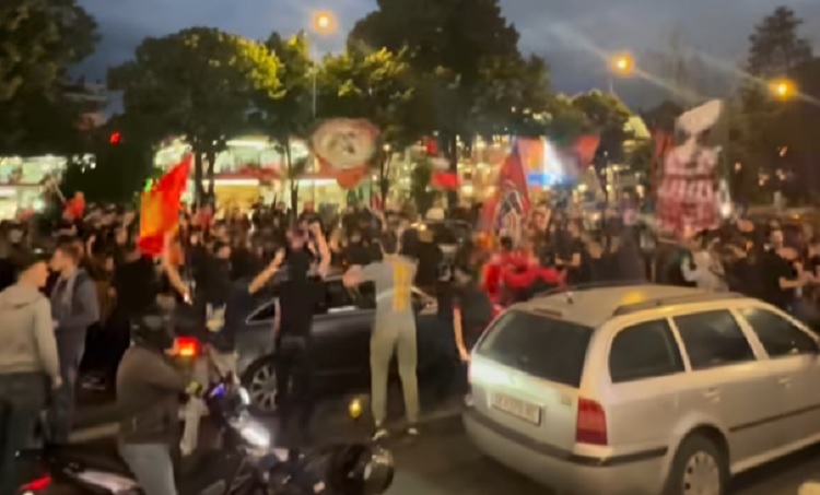 Комити со црвено-црн караван го најавија шампионското славје на Вардар (ВИДЕО)