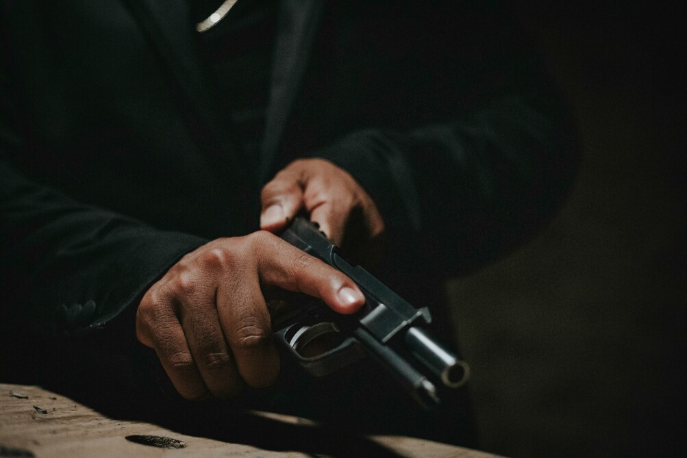 Маж вперил оружје кон полицаец во Грција, полицијата го погодила во уво: кај него пронајдени гранати и оружје