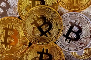 Биткоинот пред клучен тест: Се води „битка“ околу границата од 82.000 долари