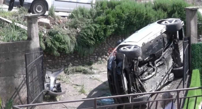 Автомобил се преврте на штипската улица „Панче Караѓозов“, по што заврши во двор на една од куќите