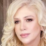 (Фото) Елегантна и атрактивна: Ребека блеска покрај синовите