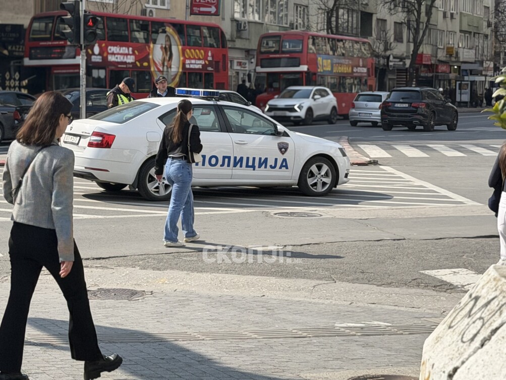Автомобил удрил во двајца пешаци во Скопје, жена тешко повредена