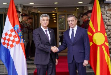 (ВО ЖИВО) Заедничка прес-конференција на премиерите Мицкоски и Пленковиќ