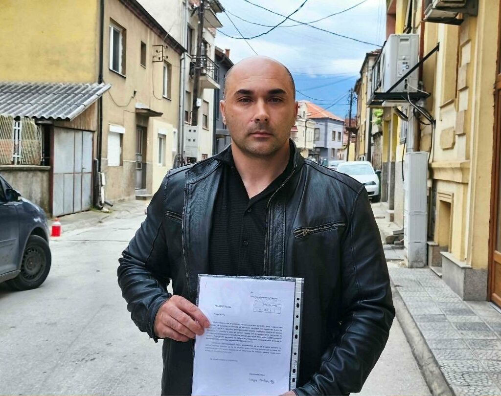 Наставник по ликовно во Битола цела година одел на работа без да му кажат дека добил отказ. Држел настава, пишувал оценки