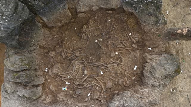 Археолози отворија древна џиновска камена тегла и внатре ги чекаше морничаво откритие