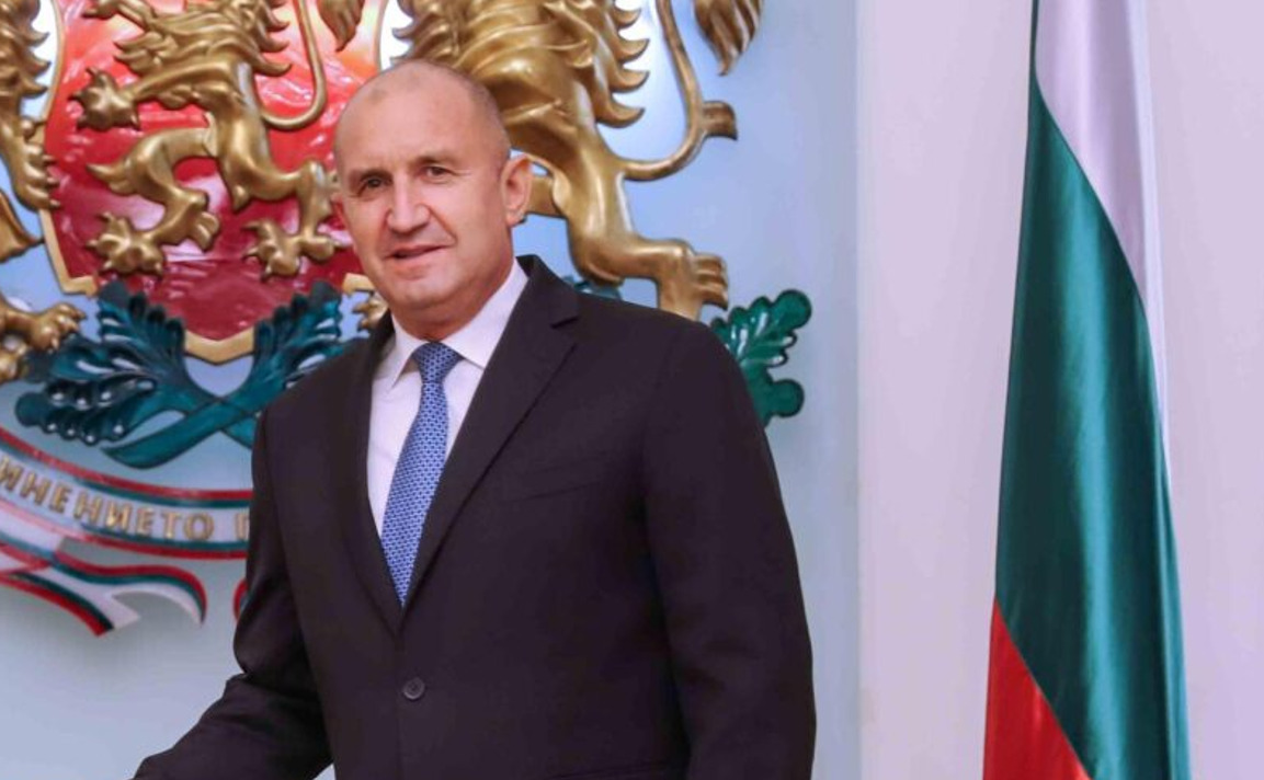 Бугарскиот претседател му го дава мандатот за формирање влада на поранешниот претседател Радев